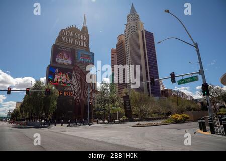 Vista generale di un incrocio stradale vuoto tra la pandemia globale di coronavirus COVID-19, lunedì 23 marzo 2020, a Las Vegas. (Foto di IOS/Espa-Images) Foto Stock