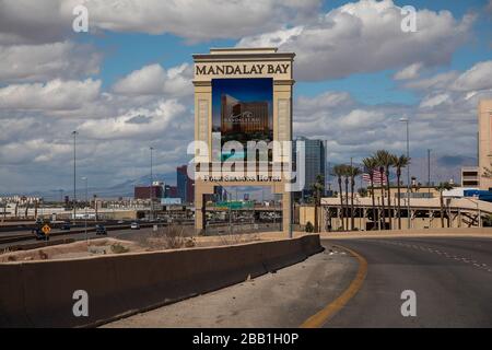 Vista generale di un ingresso vuoto in autostrada tra il coronavirus globale COVID-19 pandemia, Lunedi, 23 marzo 2020, a Las Vegas. (Foto di IOS/Espa-Images) Foto Stock