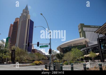 Vista generale di un incrocio stradale vuoto tra la pandemia globale di coronavirus COVID-19, lunedì 23 marzo 2020, a Las Vegas. (Foto di IOS/Espa-Images) Foto Stock