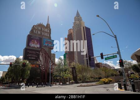 Vista generale di un incrocio stradale vuoto tra la pandemia globale di coronavirus COVID-19, lunedì 23 marzo 2020, a Las Vegas. (Foto di IOS/Espa-Images) Foto Stock