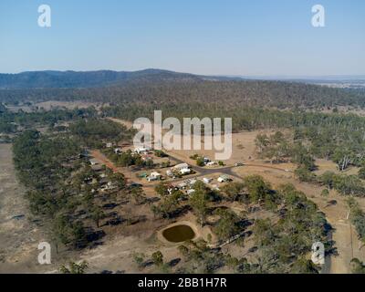 Veduta aerea del piccolo villaggio di Abercorn situato sulle acque di testa del fiume Burnet - Three Moon Creek vicino a Monto Queensland Australia Foto Stock