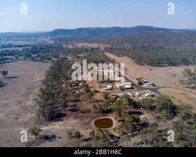 Veduta aerea del piccolo villaggio di Abercorn situato sulle acque di testa del fiume Burnet - Three Moon Creek vicino a Monto Queensland Australia Foto Stock