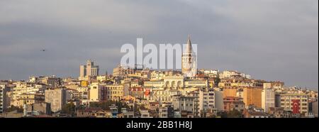 Torre Galata situata a Istanbul. Foto Stock