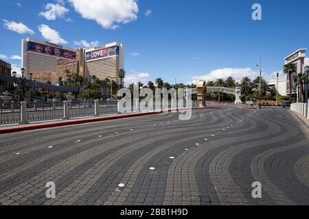 Vista generale di un ingresso vuoto al Venetian Hotel in mezzo alla pandemia globale di coronavirus COVID-19, lunedì 23 marzo 2020, a Las Vegas. (Foto di IOS/Espa-Images) Foto Stock