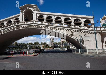 Vista generale di un ingresso vuoto al Venetian Hotel in mezzo alla pandemia globale di coronavirus COVID-19, lunedì 23 marzo 2020, a Las Vegas. (Foto di IOS/Espa-Images) Foto Stock