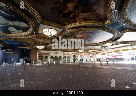 Vista generale di un ingresso vuoto al Venetian Hotel in mezzo alla pandemia globale di coronavirus COVID-19, lunedì 23 marzo 2020, a Las Vegas. (Foto di IOS/Espa-Images) Foto Stock