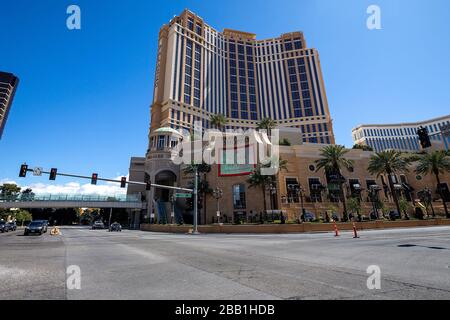 Vista generale di un'intersezione vuota tra la pandemia globale di coronavirus COVID-19, lunedì 23 marzo 2020, a Las Vegas. (Foto di IOS/Espa-Images) Foto Stock