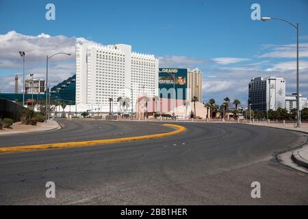 Vista generale di una strada vuota in mezzo alla pandemia globale di coronavirus COVID-19, lunedì 23 marzo 2020, a Las Vegas. (Foto di IOS/Espa-Images) Foto Stock