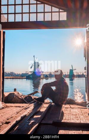 I giovani visitano Zaanse Schans Zaandam Olanda, favoloso paesaggio con il villaggio aereo di mulini a vento Zaanse Schans, Olanda, giovane coppia di mulini a vento Foto Stock