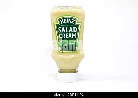 Heinz Salad Cream Squeezy Top in basso su uno sfondo bianco Foto Stock