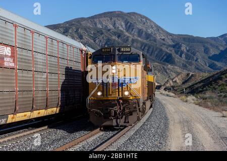 Un treno merci Union Pacific in direzione est sale il Cajon Pass venerdì 10 gennaio 2020 a Cajon Junction, California, USA. (IOS/ESPA-Images) (Foto di IOS/Espa-Images) Foto Stock