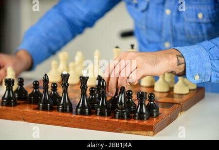 La tattica è sapere cosa fare. Logica di sviluppo. Imparare giocare a scacchi. Lezione di scacchi. Concetto di strategia. Giocare a scacchi. Hobby intellettuale. Figure su scacchiera di legno. Pensando al passo successivo. Foto Stock