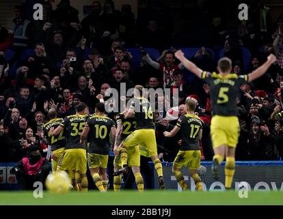 Nathan Redmond di Southampton (a sinistra) e i suoi compagni di squadra celebrano dopo aver ottenuto il secondo gol del loro lato Foto Stock