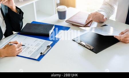 Intervista concetto di lavoro, attraente candidato cerca di lavoro in tuta risponde dipendente per un business vacancy interviewing Foto Stock