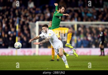 Stuart Dallas (a sinistra) e la battaglia di ben Pearson del North End di Preston per la palla Foto Stock