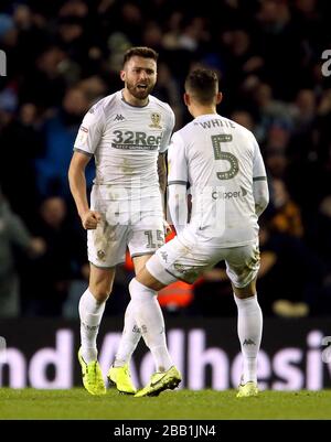 Stuart Dallas (a sinistra) del Leeds United celebra il primo gol del gioco con ben White Foto Stock