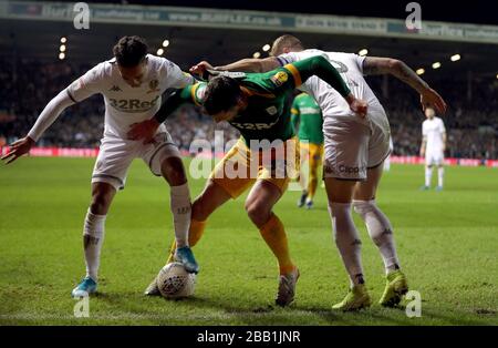 Il David Nugent (centro) del North End di Preston tenta di tenere fuori l'Helder Costa (sinistra) del Leeds United e il Liam Cooper (destra) del Leeds United Foto Stock