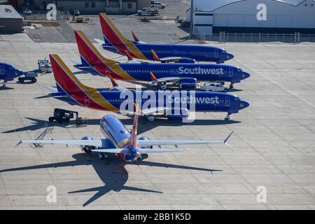 I Boeing Max 737-8 di Southwest Airlines sono visti immagazzinati all'aeroporto di logistica della California del sud il venerdì, 10 gennaio 2020 a Victorville, California, Stati Uniti. (IOS/ESPA-Images) (Foto di IOS/Espa-Images) Foto Stock