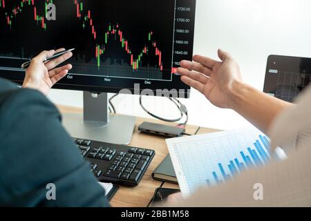 Business team investimento imprenditore Trading discussione e analisi grafico mercato azionario in trader ufficio. Concetto di cambio finanziario aziendale. Foto Stock