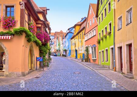 Rothenburg ob der Tauber. Strada acciottolata colorata e architettura della città vecchia di Rothenburg ob der Tauber, strada romantica della regione della Baviera in Germania Foto Stock