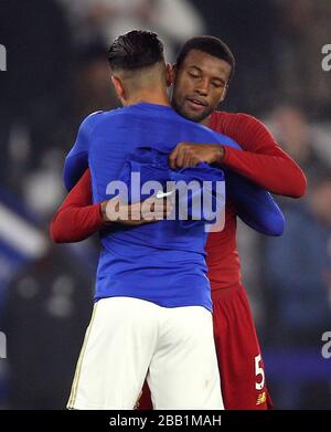 Georginio Wijnaldum di Liverpool (a destra) e Ayoze Perez di Leicester City abbracciano dopo il fischio finale Foto Stock