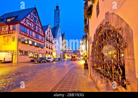 Rothenburg ob der Tauber. Architettura di strada tedesca della città medievale tedesca di Rothenburg ob der Tauber vista serale. Regione della Baviera in Germania Foto Stock