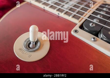 Selettore del pickup in modalità ritmo e Treble. Close - up del selettore di pickup su una chitarra elettrica vintage. Foto Stock