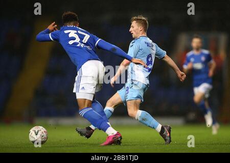 La copiglia Barry di Ipswich Town (a sinistra) e la battaglia Jamie Allen di Coventry City per la palla Foto Stock