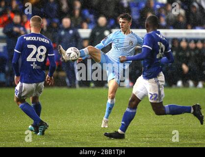 Zain Westbrooke (centro) di Coventry City in azione contro Ipswich Town Foto Stock
