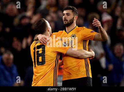 Il Diogo Jota (a sinistra) di Wolverhampton Wanderers celebra il suo primo obiettivo del gioco con il compagno di squadra Wolverhampton Wanderers' Patrick Cutrone Foto Stock