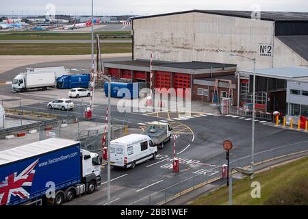 I veicoli di Field & Lawn, un'azienda in grado di fornire strutture di risposta alle emergenze, arrivano a un Hangar all'aeroporto di Birmingham, che è in fase di preparazione per l'uso come morgue temporanea durante la pandemia di coronavirus. Foto Stock