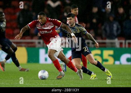 Britt Assombalonga di Middlesbrough e Alex Mowatt di Barnsley combattono per la palla Foto Stock