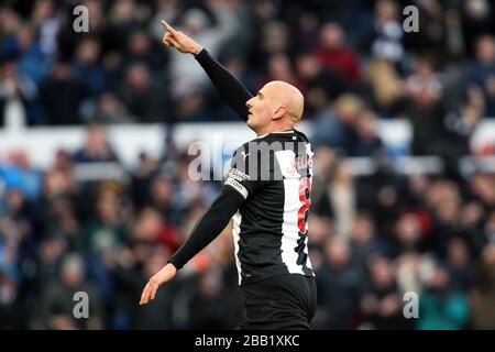 Il Jonjo Shelvey del Newcastle United celebra il suo punteggio ai suoi lati secondo gol w Foto Stock