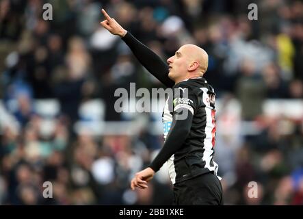 Il Jonjo Shelvey del Newcastle United celebra il suo punteggio ai suoi lati secondo gol w Foto Stock