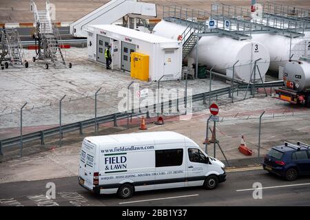 I veicoli di Field & Lawn, un'azienda in grado di fornire strutture di risposta alle emergenze, arrivano a un Hangar all'aeroporto di Birmingham, che è in fase di preparazione per l'uso come morgue temporanea durante la pandemia di coronavirus. Foto Stock