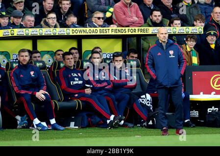 Arsenal Interim Manager Freddie Ljungberg (a destra) guarda l'azione di gioco Foto Stock