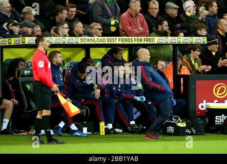 Arsenal Interim Manager Freddie Ljungberg (a destra) guarda l'azione di gioco Foto Stock