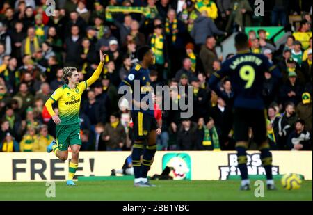 Il Todd Cantwell di Norwich City (a sinistra) celebra il suo secondo gol del gioco Foto Stock