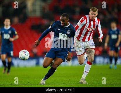 Ryan Nyambe (a sinistra) e James McClean di Stoke City in azione durante la partita del campionato Sky Bet al bet365 Stadium Foto Stock