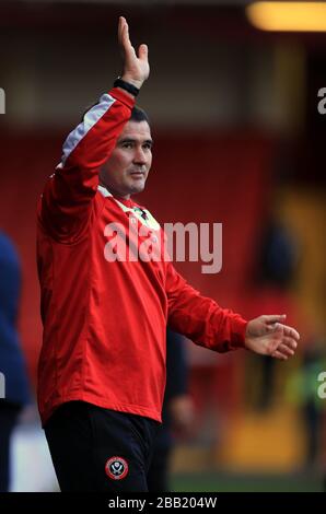 Il nuovo manager Nigel Clough dello Sheffield United si unisce alla folla prima della partita contro Crewe Alexandra. Foto Stock