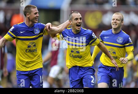 Leon Osman di Everton (al centro) festeggia dopo aver segnato il secondo gol della sua squadra Foto Stock