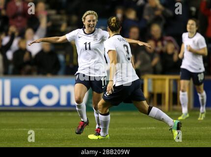 Toni Duggan dell'Inghilterra (a sinistra) celebra il punteggio del secondo gol del gioco con il compagno di squadra Lucy Bronze (a destra) Foto Stock