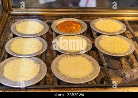 Tradizionale turco delizioso dessert Kunefe, istanbul, Turchia. Foto Stock