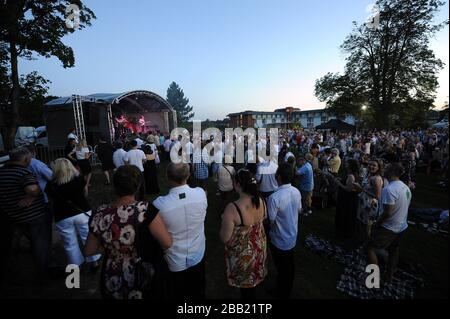 The Bootleg Beatles! Spettacolo al Lingfield Park Foto Stock