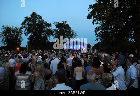 The Bootleg Beatles! Spettacolo al Lingfield Park Foto Stock