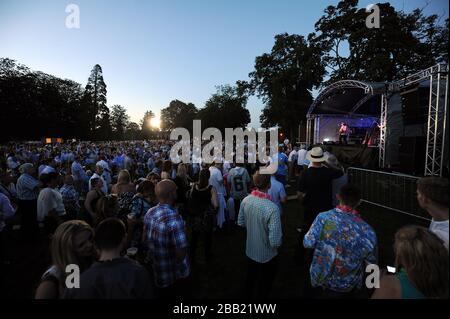 The Bootleg Beatles! Spettacolo al Lingfield Park Foto Stock