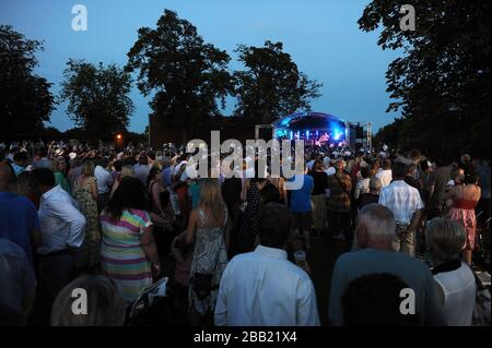 The Bootleg Beatles! Spettacolo al Lingfield Park Foto Stock