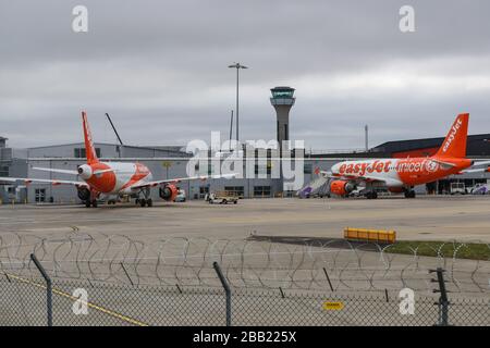 Gli aerei easyJet siedono sul tarmac all'aeroporto di Luton nel Bedfordshire, dopo che la compagnia aerea ha annunciato che ha messo a terra la sua intera flotta di 344 aerei a causa della pandemia di coronavirus. Foto Stock