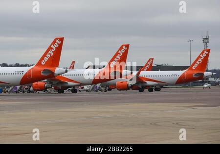 Gli aerei easyJet siedono sul tarmac all'aeroporto di Luton nel Bedfordshire, dopo che la compagnia aerea ha annunciato che ha messo a terra la sua intera flotta di 344 aerei a causa della pandemia di coronavirus. Foto Stock