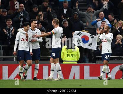 Tottenham Hotspur's Son Heung-min (a sinistra) festeggia il terzo gol del gioco con i compagni di squadra DELE Alli, Harry Kane e Lucas Moura (a destra) Foto Stock